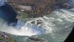 Horseshoe falls from a cessna.jpg Horseshoe falls from a cessna.jpg