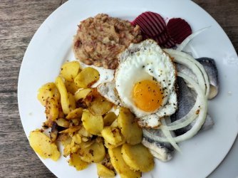 Lunchtimerhine.jpg Lunchtimerhine.jpg