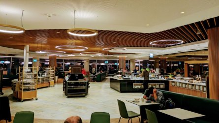 PXL_20231125_175034595 Vienna Lounge.jpg PXL_20231125_175034595 Vienna Lounge.jpg